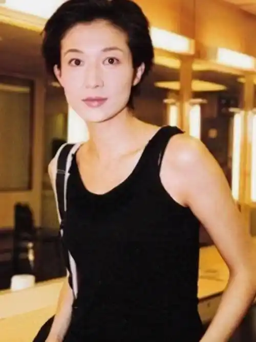 吴绮莉:豪门大小姐,因爱生恨毁三代?年轻时是真美_成龙_赵文卓_母亲