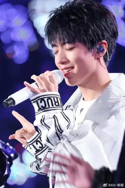 3蓝色渐变真的好致命 专属话筒 歌手王俊凯的象征.@tfboys
