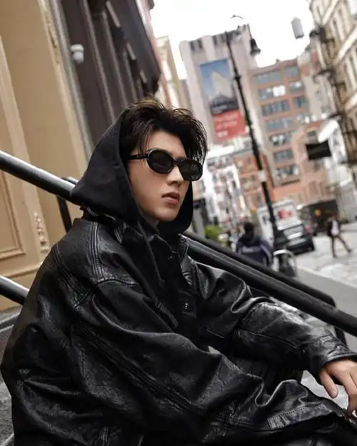 蔡徐坤自拍更新啦~ 黑色皮衣造型侧颜对镜拍~好酷的坤坤!__财经头条