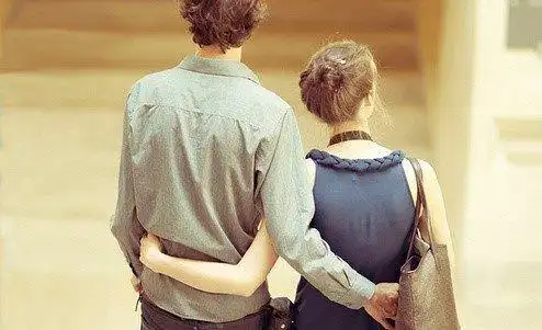 用一句话低调公布恋情 情侣合照朋友圈配文