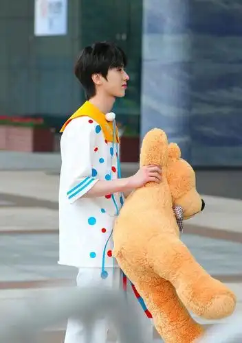 跑男路|抱着小熊的蔡徐坤看了谁不陷入