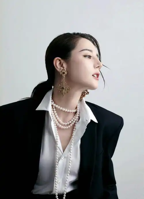 迪丽热巴|最新生日大片释出,长款珍珠项链搭配衬衣西装出镜,极简廓形