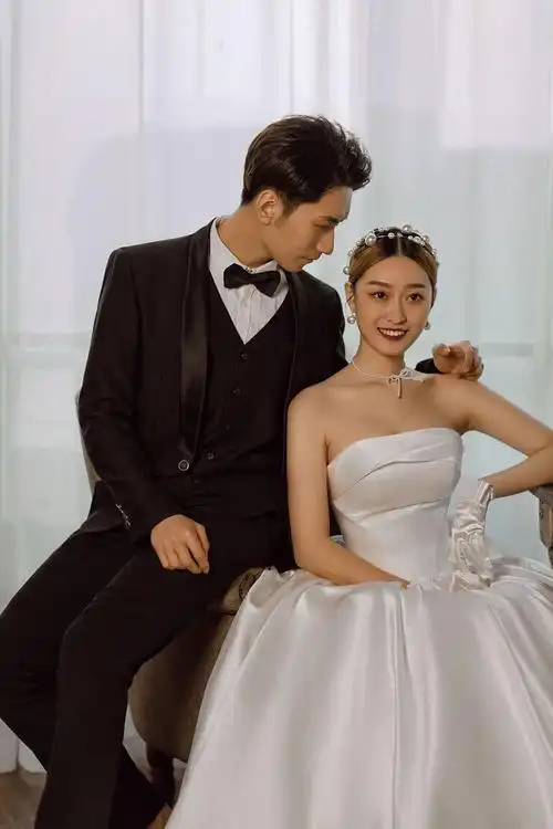 修图师贝壳的婚纱摄影作品《室内主纱》