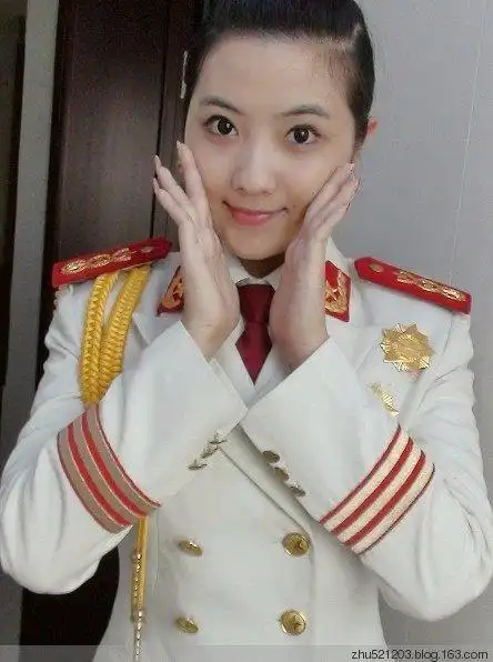 解放军服装多次更新换代,但是女兵穿上老军装依然彰显中国军人的气质