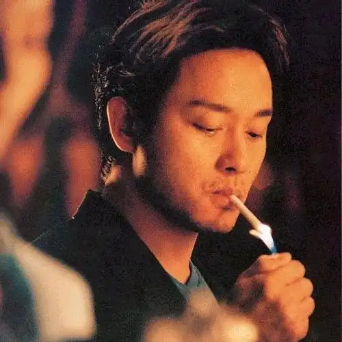 喜欢leslie抽烟的样子.万古不变的手机开机屏幕是也