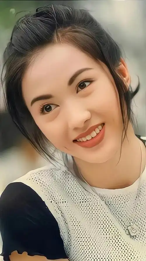 黎姿梨涡浅笑摇曳生姿年轻时的她美貌惊人