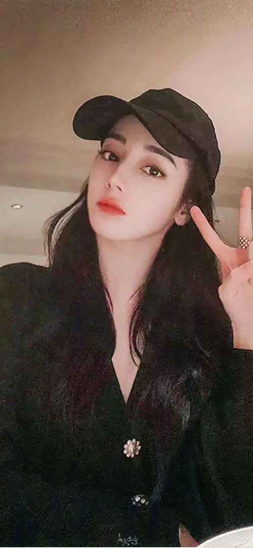 迪丽热巴的100多张自拍:展现多元穿搭风格