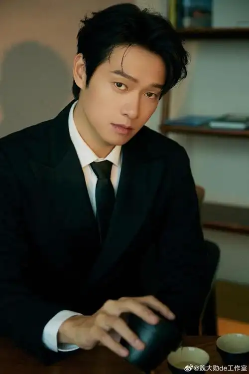 黑西装白衬衫品茶的大勋,帅气有型的大帅哥|魏大勋_新浪新闻