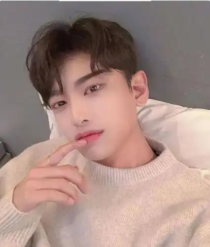 2020年韩国流行的男士发型中,当属括号刘海发最为让人熟悉,因为它已经