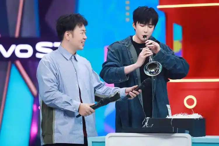 袁娅维感慨阿云嘎为何那么高,184的阿云嘎在男明星中算高吗?