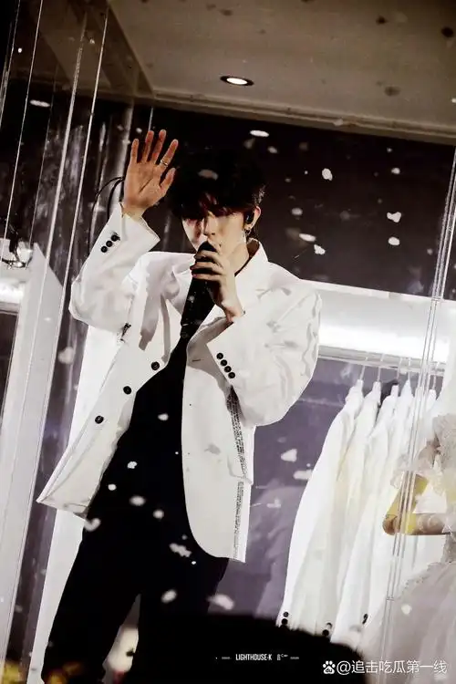 蔡徐坤为粉丝举办的婚纱舞台也太浪漫了吧 众所周知,蔡徐坤是一个浪漫