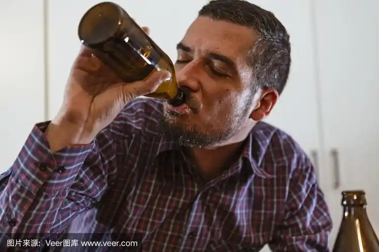 人与酗酒,上瘾和男人抑郁的概念.