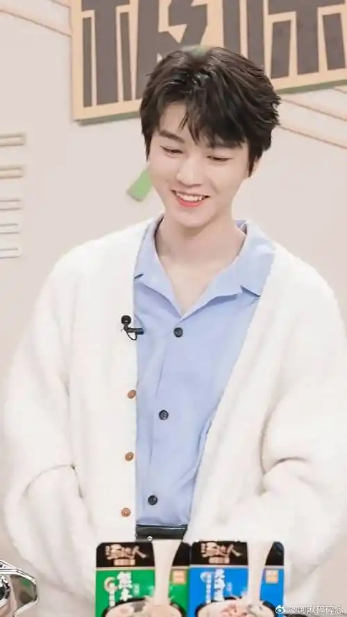 白白嫩嫩的 还有小虎牙的王俊凯 谁不想rua一口#王俊凯直播#王俊凯丨