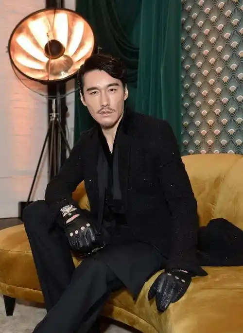 胡兵现身街头穿大衣戴皮手套酷帅霸道手握咖啡杯显现反差萌