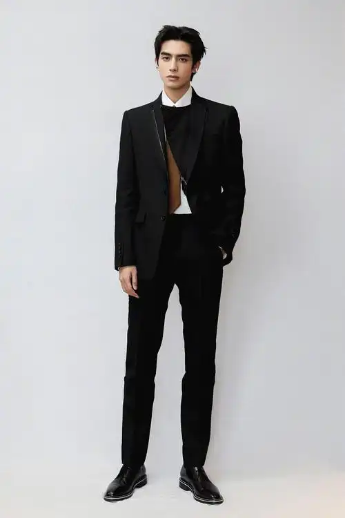 228宋威龙今晚微博之夜身着burberry2021早秋系列量裁西装利落的黑色