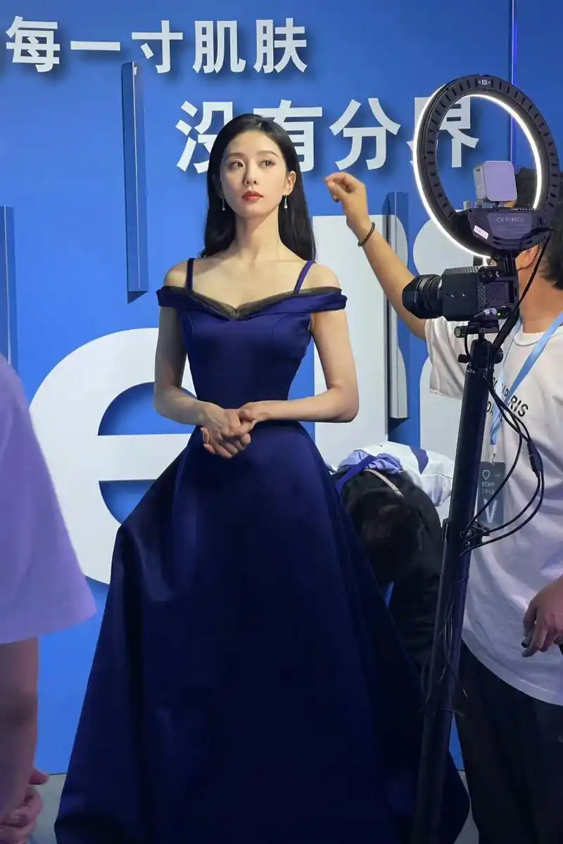 刘诗诗蓝色长裙好优雅好优雅哦,这个腰好细,好羡慕