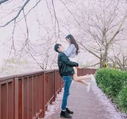 9个甜到齁只有亲密情侣才会做的动作,做的越多证明越相爱