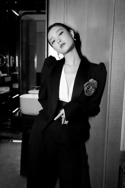 倪妮超话今日,喵总@倪妮v一袭帅气的黑色西装亮相#嘉人女性影响力之夜