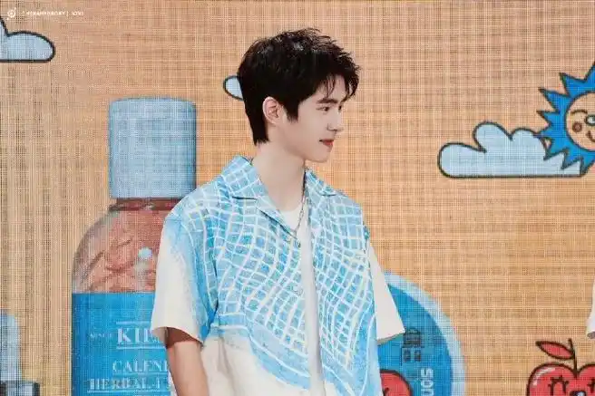 刘昊然品牌活动饭拍蓝白相间格子衬衫清新又帅气少年感yyds