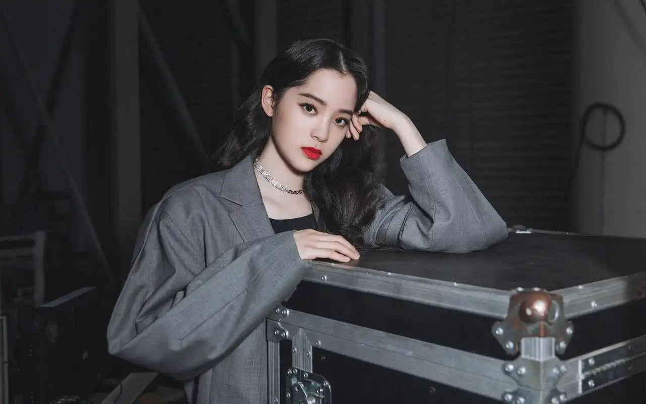 欧阳娜娜西装酷美高清桌面壁纸