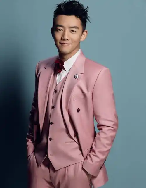 从郑恺的近照中,我们可以看到他体重曝光.