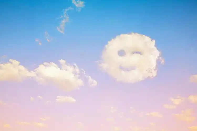 粉红色的天空中闪烁着微笑的云彩