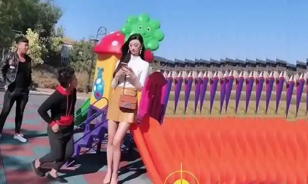 两米高"女巨人"逛街引来嘘声一片,翩翩如仙子,如今却愁嫁