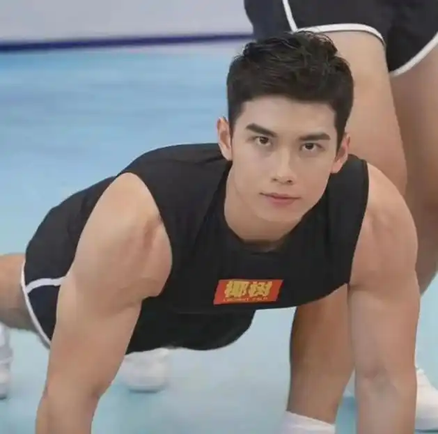 椰树风男模红遍全网,女模却被掐直播|男色消费真的存在吗?