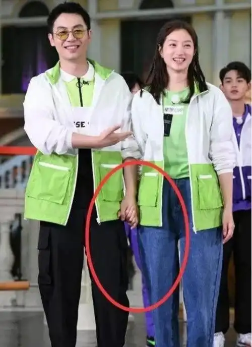 朱亚文一家三口生活照(朱亚文一家三口走机场)