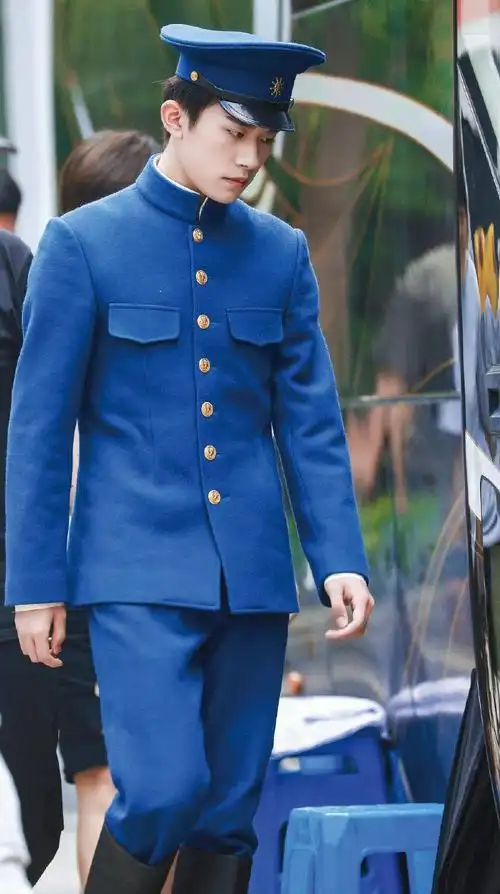 穿军装的易烊千玺帅出了另一个高度!