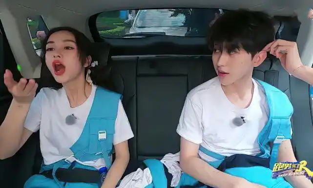 蔡徐坤真宠baby当众向她撒娇求表扬看呆路人不愧是姐弟cp