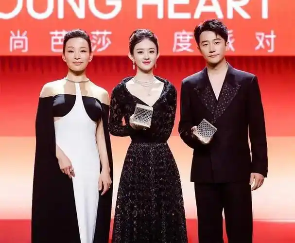 赵丽颖走红毯时,被引导和车合影,表情勉强拒绝,粉丝:心疼她