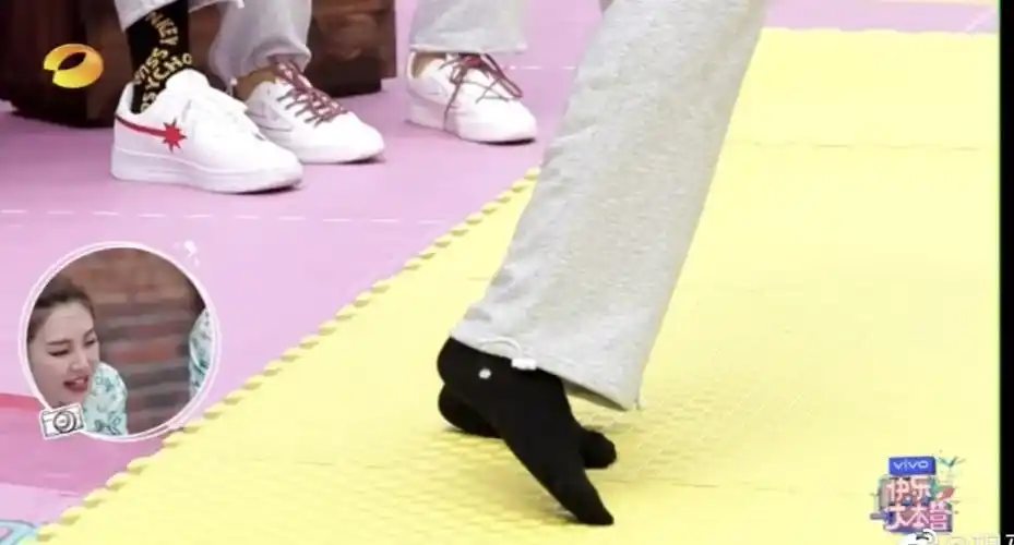 宋亚轩袜子破了两个洞_腾讯新闻