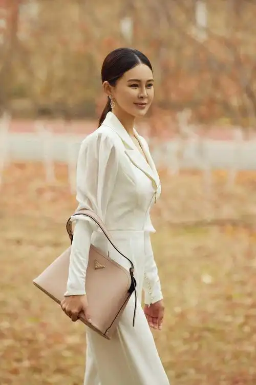 董璇关悦同框一个穿黄色连衣裙很亮眼一个穿蓝色连衣裙优雅