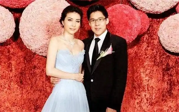 2012年郭晶晶大婚,亲生父母却坐不上主桌,背后原因惹人泪目_生活_婚礼