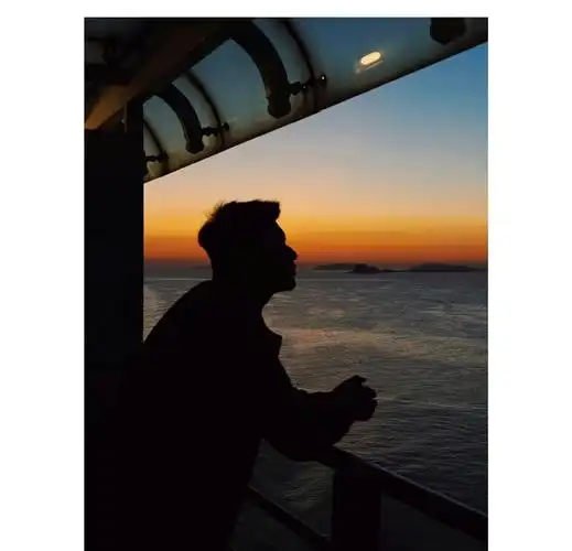 背影头像刘亚仁头像背影落日晚霞一个男人人的图片一个人坐石头上微信