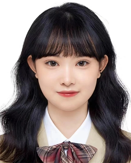 韩式刘海披肩波浪卷发型,作为学籍照或者职场证件,都非常养眼.