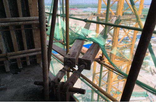 截止昨日,塔吊附墙件安装完毕,准备升塔吊七层墙,柱钢筋加工工人进场