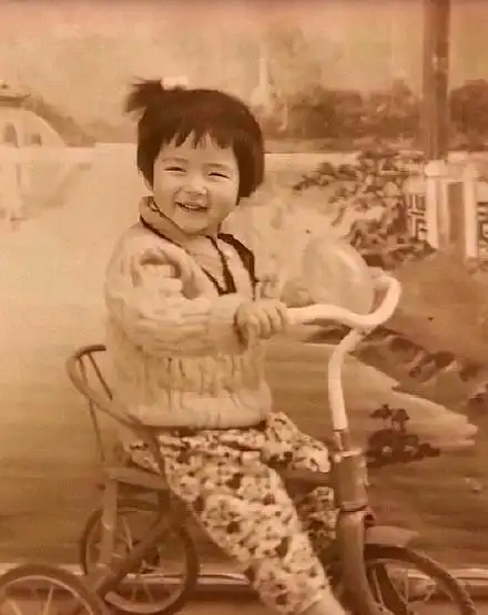 谢娜晒出童年照从小就很有镜头感何炅摆拍高手