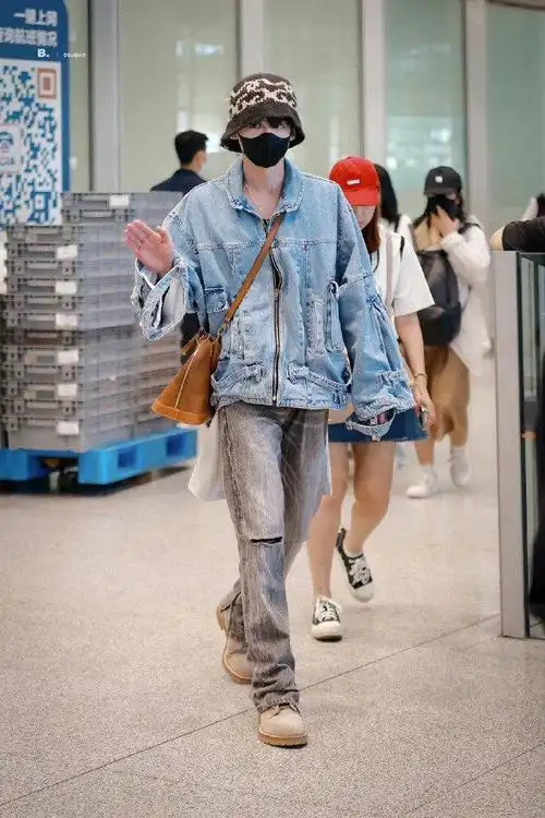 白敬亭回国啦牛仔外套搭配针织渔夫帽造型满满的清爽少年感
