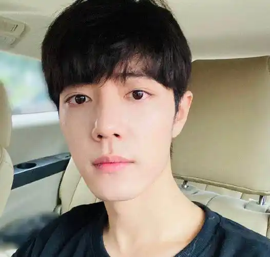 肖战王一博七夕一起更新动态一个晒自拍一个晒斗篷造型