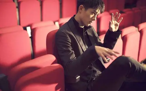 虎牙弟弟刘昊然阳光帅气图片桌面壁纸