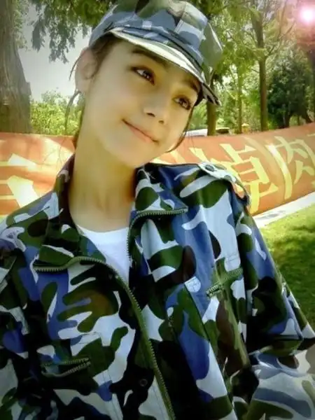 迪丽热巴大学街拍照曝光,纯天然美女这里却有个bug!