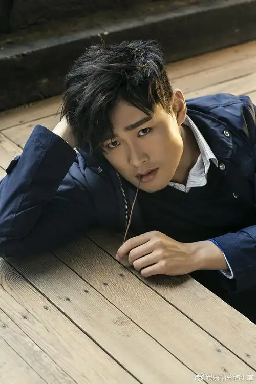 王彦霖时尚写真冬日暖阳下演绎雅痞不羁