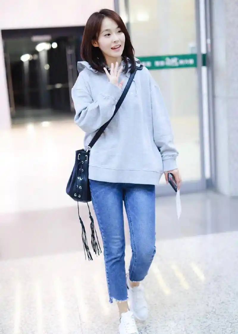 张佳宁真是"童颜",穿灰色卫衣配牛仔裤,对镜甜笑30岁成少女