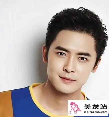 露额短发露额设计清爽利落,很适合圆脸男生,呈现出帅气立体的五官