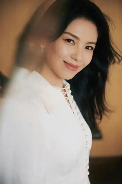 44岁刘涛闪耀活动现场!穿白裙好嫩啊,"换脸"大成功彻底回春了