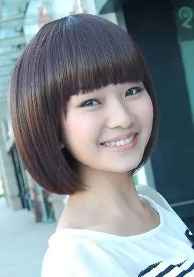 国字胖脸齐刘海内扣短发波波头发型内扣的中短发波波头发型,刘海梳成