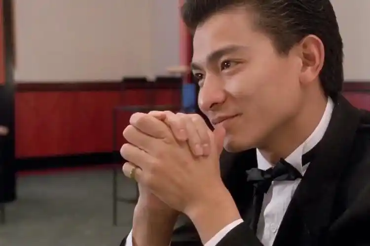 赌侠华仔经典片段二人较量牌技没想到男子从中耍诈