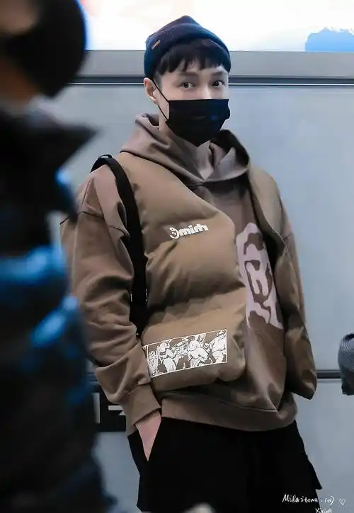 张艺兴最新机场照,棕色卫衣搭配开衫马甲状态超好,狗啃刘海抢镜_香港